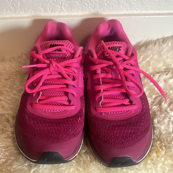 Magenta Ombré Women's Nike Workout Sneaker, worn twice! Size 6! - Picture 2 of 7
